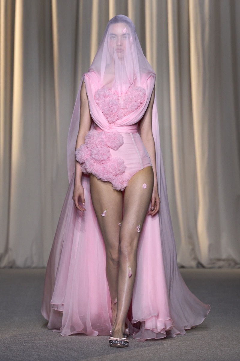 Paris: Giambattista Valli Haute Couture Automne Hiver 2024-2025